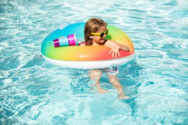 Çocuklar yaz tatili. Yaz haftasonu. Havuzdaki çocuk. Aquapark 'ta bir çocuk. Şişme lastik çemberdeki komik çocuk..