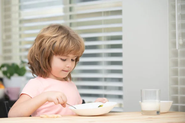 子供は家で健康的な食べ物を食べる。赤ん坊はスープを食べる. — ストック写真
