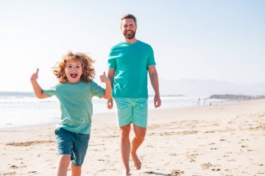 Baba ve çocuk dışarıda eğleniyor. Babacığın küçük oğluyla yaz günü. Hafta sonu erkeği aile kavramı.