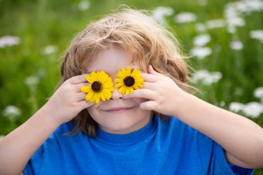Bahar çocuğu. Gözlerinde papatya olan komik küçük çocuk..