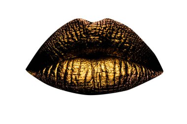 Altın dudaklar yakın çekim. Altın metal dudak. Güzel makyaj. Güzel kadın ağzında altın dudak parlatıcısı, yakın plan. Ağız Simgesi.