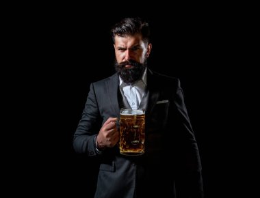 Bira bardağı tutan mutlu bira üreticisi. Bira iç..