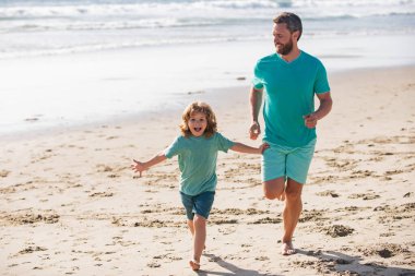 Baba ve çocuk dışarıda oynuyorlar. Mutlu aile kavramı.