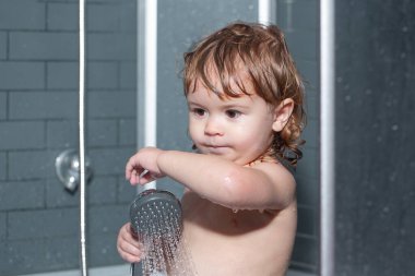 Tatlı çocuk cesedi banyoda yıkıyor. Tatlı erkek bebek banyoda banyo yapıyor ve banyo yapıyor..