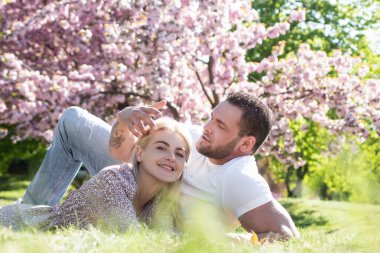 Mutlu bahar çifti eğleniyor. Sakura çiçeklerinde dinlenen iki genç insan. Parkta dinlenen gülümseyen aşıklar. Aile, doğanın çiçek açması üzerine kuruludur. İlişkiler ve randevular.