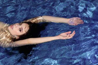 Seksi kadın yazın yüzme havuzunda eğleniyor..