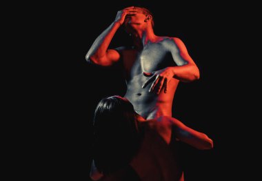 Tutkulu seks yapan genç bir çift. Zevkin, aşkın ve romantizmin tadını çıkarıyorum. Şehvetli dokunuş.