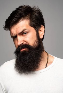 Duygular. Yüz ifadesi. Ciddi yakışıklı bir adam. Kendine güvenen adamın portresi. Yüz ifadeleri ve duyguları.