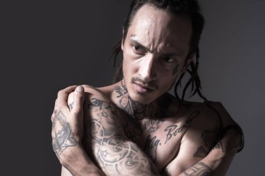 Yakışıklı, dövmeli adam. Erkek dövmesi modası. Vahşilik.