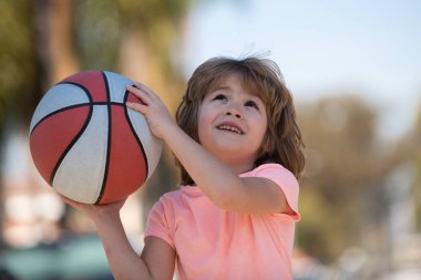 Basketbolcu çocuk, neşeli ve sevimli. Basket topu çocuk okulu.