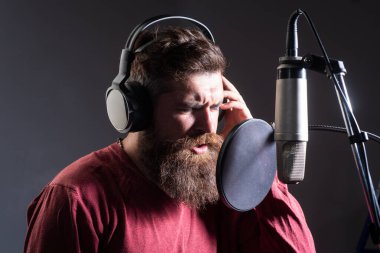 Mikrofonlu adam şarkı söylüyor. Müzikholdeki müzisyen. Adam karaokede şarkı söylüyor.
