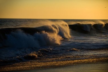 Okyanus ya da deniz fırtınası konsepti. Tropik sahilde gün doğumu. Gün batımı manzarası. Sahilde gün doğumu, gün batımı manzarası. Gündoğumu manzarası.