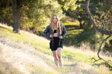 Batur yanardağına bakan bir kadın gezgin. Endonezya 'da. Dağda sırt çantalı bir kadın yürüyüşçü. Panoramik noktada tepeye tırmanan bir kız. Turizm konsepti.