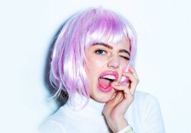 Göz kırpan genç bir kadın mı yoksa pembe peruklu seksi bir kız mı?.