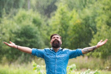 Zihnin berraklığı. Rahatlama konsepti. Olumlu düşün. Fırtınalı hava. Yağmurda meditasyon..