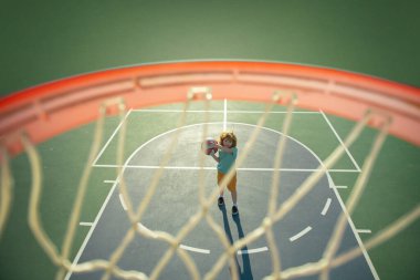Basketbol oynayan çocuklar. Çocuk sporları aktivitesi. Çocuk sporcu..