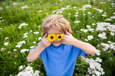 Bahar çocuğu. Gözlerinde papatya olan komik küçük çocuk..