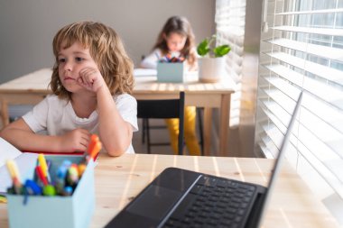 Okul günleri. Sınıftaki çocuklar. Okula dönelim. Bilgi günü.