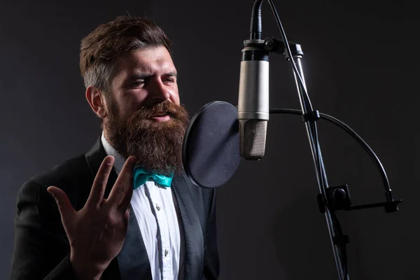 Cantante cantando música clásica. Productor de sonido grabando una canción en un estudio de música. Emocionado Karaoke. — Foto de Stock