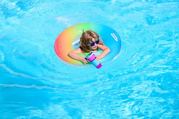 Criança com coquetel na piscina de água no verão. — Fotografia de Stock