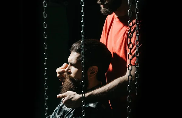 Un uomo con la barba lunga in visita dal barbiere. Negozio di barbieri vintage, rasatura. Ritratto uomo barbuto. Baffi uomini e la cura della barba. — Foto Stock
