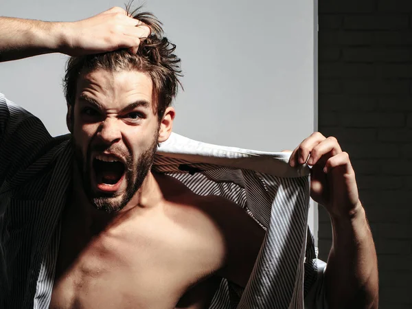 Hombre gritando con camisa de desbotón en el torso muscular — Foto de Stock