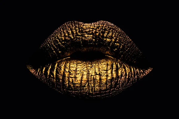 Αφηρημένα χρυσά χείλη. Χρυσά χείλη κοντά. Χρυσό μεταλλικό χείλος τέχνης. Όμορφο μακιγιάζ. Χρυσό lip gloss στο γυναικείο στόμα, κοντινό. Εικονίδιο στόματος. — Φωτογραφία Αρχείου