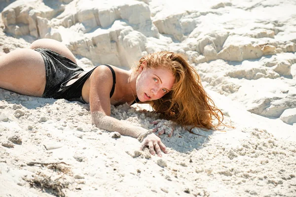 Gadis musim panas seksi. Wanita berbaring di pasir di pantai. Liburan di Paradise. Suasana waktu musim panas. — Stok Foto