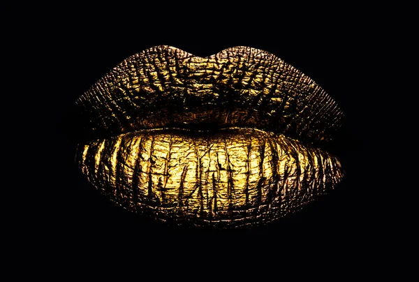 Золотые губы крупным планом. Золотая металлическая губа. Красивый грим. Золотой блеск для губ на женском рту, крупным планом. Чувственные формы женских губ. — стоковое фото