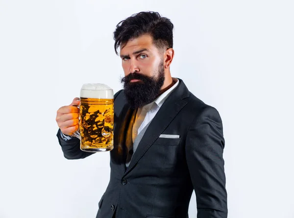 Eleganter Mann beim Biertrinken. Brauer hält Glas mit Bier. — Stockfoto