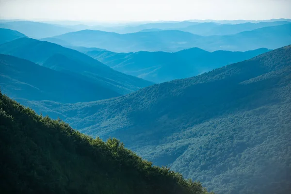 Vista panoramica sulle dolci colline. Panorama Transcarpazia paesaggio di montagne con campo erboso. paesaggio rurale. — Foto Stock