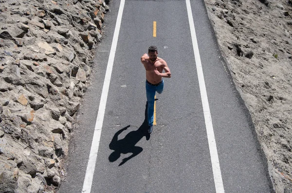 Man met kale romp op de weg. Actieve gezonde hardloper joggen buiten. — Stockfoto