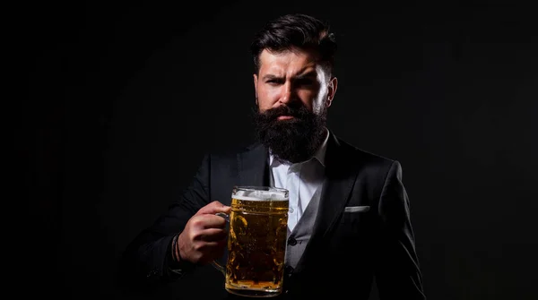 Craft beer. Selbstbewusster Mann mit einem Glas Bier auf Schwarz. Degustation und Verkostung. — Stockfoto