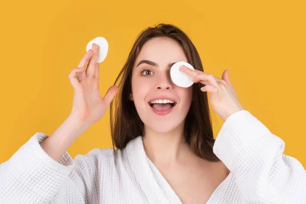 Beautiful young woman with clean fresh skin. Woman taking off makeup with cotton wipe sponge. Daily healthy beauty routine. — Stock Photo, Image