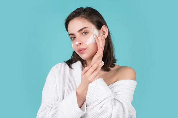 Hermosa mujer que aplica tratamiento de crema cosmética en la cara. Cuidado de la piel, primer plano retrato de belleza de la cara, aislado. —  Fotos de Stock