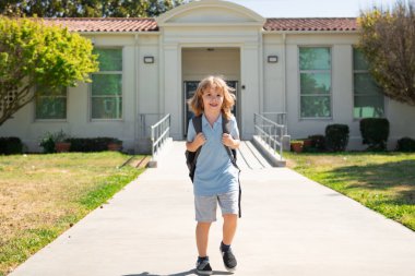 Okula dönelim. Sırt çantalı şirin çocuk koşuyor ve okula gidiyor. Bilgi toplama günü. Okula git..