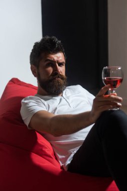 Tek başına kutla. Alkollü hippi. Şaraplı sakallı adam. Evde yalnız parti.