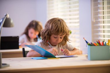 Öğrenci çocuk ve liseli kız sınıfta. Eğitim ve öğrenim.