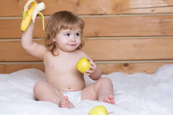 幼児用の固形食。新鮮な果物のリンゴとバナナの子供。新鮮な野菜や果物. — ストック写真