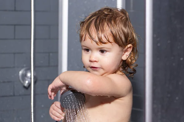 可爱的孩子正在洗澡时洗身体.小宝宝洗澡时，特写的笑脸男孩，医疗保健和儿童卫生习惯。有趣的脸. — 图库照片