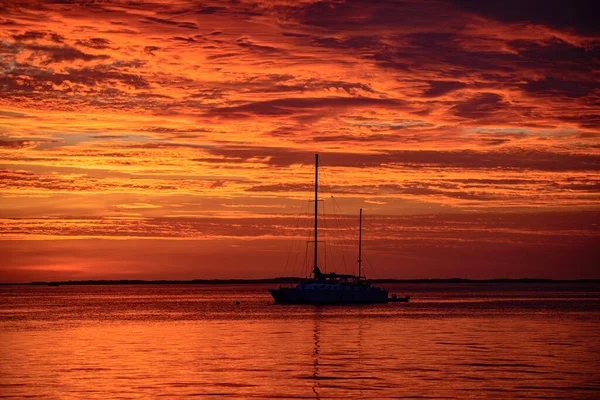 Crociera in barca. Barche a vela al tramonto. Oceano yacht a vela lungo l'acqua. — Foto Stock