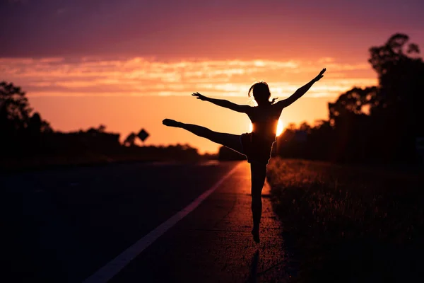 夏の日没の空の屋外で踊る若い女性。人々の自由. — ストック写真