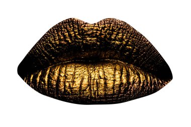 Altın dudaklar yakın çekim. Altın metal dudak. Beyaz renkte güzel bir makyaj. Güzel kadın ağzında altın dudak parlatıcısı, yakın plan makro..