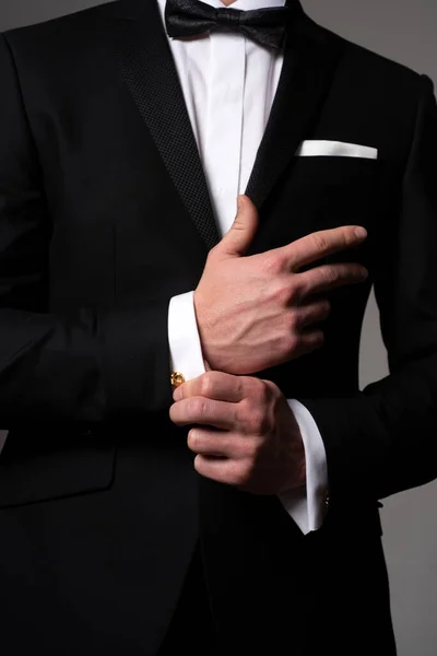 レトロなスーツファッション。典型的なスーツだ。ビジネススタイルの衣装。彼の袖を調整するハンサムなビジネスマン. — ストック写真