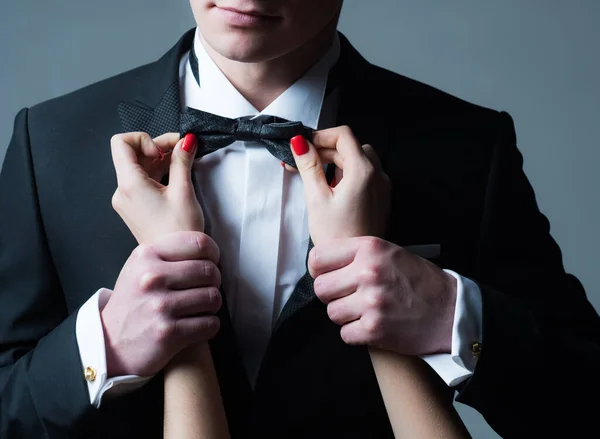 Traje de caballero. Boda. Las manos de mujer enderezan la corbata. Moda masculina. Mirada de negocios. Ropa elegante y elegante. — Foto de Stock