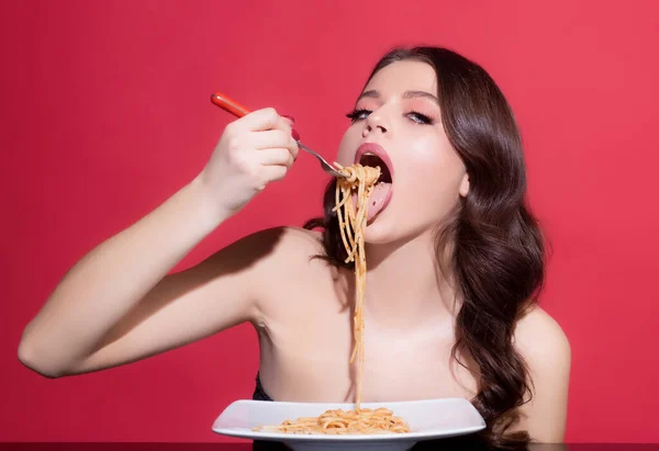 Pasta boloñesa. Mujer sexy comiendo comida italiana. Espaguetis. Menú saludable. — Foto de Stock