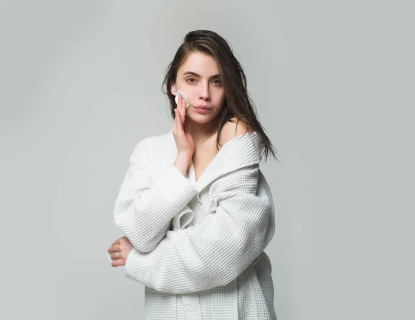 Vrouw schoonheid gezicht, portret van mooi vrouwelijk model. Make-up verwijderaar. Mooie vrouw met een spons en micellair water. Huidverzorging en gezonde huid, spa gezichtsbehandeling concept. — Stockfoto