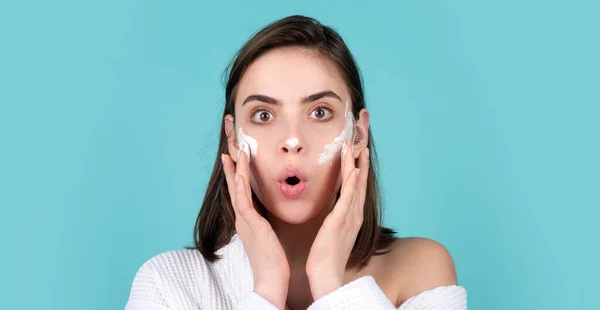 Beauty amazed woman with clean healthy skin, natural make up, spa concept. Beautiful excited girl apply a cleansing mask on face. — Stock Photo, Image