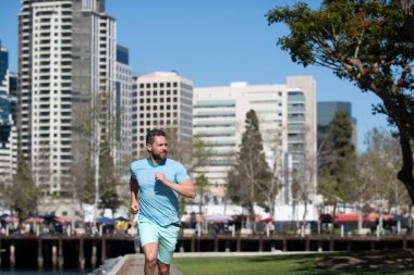 Sağlıklı bir adamın koşması ve dışarıda koşması. Erkek koşucu.