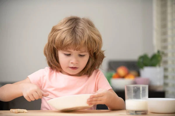 Funny kid with plate of soup. Child eating dinner. — Stock Photo, Image